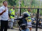 Guru-datang-terlambat-di-SMKN-4-Bali-dihukum-di-luar-gerbang.jpg