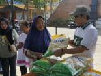 Hasanuddin-Wahid-gelar-pasar-murah-di-Malang33.jpg