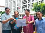 IJAZAH-JOKOWI-FOTOKOPI-Kubu-Roy-Suryo-Cs-mendatangi-kantor.jpg