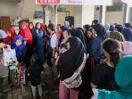 Ibu-ibu-di-Cibinong-mengantri-tebus-sembako-murah.jpg