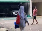 Ibu-ibu-mengaku-malaikat-memaksa-minta-uang-ke-warga-Depok.jpg