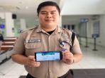 Iik-sebagai-petugas-keamanan-memberikan-informasi-Program-JKN-melalui-Aplikasi-Mobile-JKN.jpg