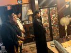 Ikang-Fawzi-di-sisi-jenazah-sang-istri-Marissa-Haque-saat-proses-salat-mayit.jpg