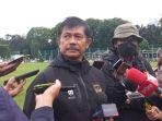 Indra-Sjafri-usai-pimpin-latihan-Timnas-U-22-di-Lapangan-B-GBK-Senayan-Jakarta.jpg