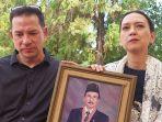 Ira-Wibowo-terisak-tangis-saat-menyaksikan-sang-ayah-dimakamkan.jpg