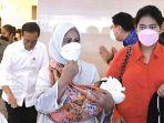 Iriana-Jokowi-gendong-cucu-kelima-pakai-kain-jarik.jpg