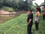 Irjen-Karyoto-Karyoto-datang-ke-TKP-ditemukannya-tujuh-pria-yang-tewas-mengapung.jpg