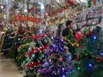 Jelang-Natal-2022-sejumlah-toko-penjual-pernak-pernik-Natal-di-Kota-Bekasi-diserbu-para-pembeli.jpg