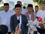 Jusuf-Kalla-usai-salat-Idulfitri-di-Masjid-Agung-Al-Azhar.jpg