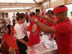 Kader-dan-simpatisan-PDIP-dari-berbagai-daerah-menyerbu-booth-atribut-PDIP-yang-dirilis-RedMe.jpg