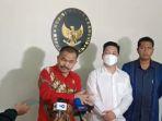 Kamaruddin-Simanjuntak-bersama-kliennya-Agus-Hartono-mendatangi-Komisi-Kejaksaan-RI.jpg