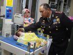 Kapolres-Ngawi-AKBP-Dwiasi-Wiyatputera-saat-menjenguk-bayi-di-RS-Soerotom-yang-menurut-AN.jpg