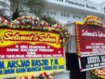 Karangan-bunga-dari-dua-Ketua-Kadin-Indonesia-di-Kantor-Bappenas.jpg