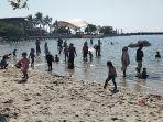 Kawasan-pantai-Lagoon-Ancol-dipadati-wisatawan-pada-liburan-tahun-baru-Islam-1445-Hijriah.jpg