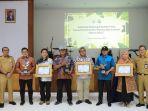 Kepala-Dinas-Lingkungan-Hidup-DKI-Jakarta-Asep-Kuswanto-penghargaan-Proklim.jpg