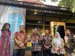 Ketua-KPU-DKI-Wahyu-Dinata-dan-jajarannya-menyambangi-rumah-Rano-Karno.jpg