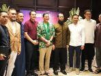 Khalid-Basalamah-keempat-dari-kanan-bersama-Menparekraf-Sandiaga-Uno-batik-hijau.jpg
