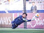 Kiper-Timnas-Indonsia-Ernando-Ari-Tepis-Penalti-Australia.jpg