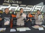 Kombes-Kusumo-Wahyu-Bintoro-barang-bukti-replika-pistol-Jumat-1872025.jpg