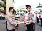 Kombes-Pol-Budhi-Herdi-Susianto-memberikan-penghargaan-kepada-petugas-sekuriti-bernama-Farizal.jpg