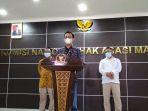 Komisioner-Komnas-HAM-Beka-Ulung-Hapsara-tengah-dan-Komisioner-Komnas-HAM-Choirul-Anam-kiri.jpg