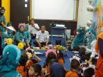 Kompas-Gramedia-fasilitasi-dongeng-untuk-anak-anak-di-kelurahan-Gelora.jpg
