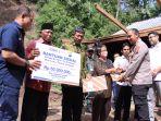 Korban-tanah-longsor-di-Desa-Poncol-Ngawi-menerima-bantuan-uang-tunai-dari-Kapolres.jpg