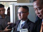 Kuasa-Hukum-Panji-Gumilang-Hendra-Effendy-saat-diwawancarai-awak-media.jpg