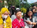 Kuasa-Hukum-dan-Orangtua-Murid-SDN-Pondok-Cina-1-di-Balaikota-Kota-Depok-Jawa-Barat.jpg