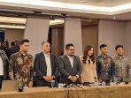Kuasa-hukum-Lisa-Mariana-Markus-Nababan-empat-dari-kiri-dan-tim-gelar-konferensi-pers.jpg