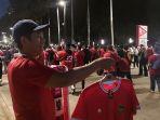 Laga-Indonesia-vs-Thailand-Memberikan-Berkah-kepada-Penjual-Atribut-Merah-Putih-di-SUGBK.jpg
