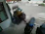Lupa-Matikan-Mesin-Motor-Emak-emak-Ini-Tabrak-Konter-HP.jpg