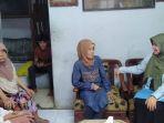 Lurah-Utan-Kayu-Utara-Rahmah-Edwina-kerudung-hijau-temui-istri-Zubaidi-kerudung-cream.jpg