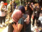 Magda-Antista-menangis-saat-menjenguk-anaknya-Delpedro-Marhaen-Rabu-1092025.jpg
