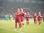 wartakota/Marc-Klok-mengakui-kondisi-rumput-di-Stadion-Patriot-Chandrabaga-sangat-jelek.jpg