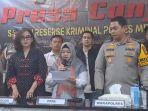 Maria-Ulfah-Petugas-Dinas-PPAPP-DKI-Jakarta-dalam-press-conference-di-Mapolres-Metro-Jakarta-Barat.jpg