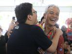 Martin-penyandang-autisme-asal-Bandung-memeluk-Gubernur-Jawa-Tengah-Ganjar-Pranowo.jpg