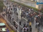 Massa Manfaatkan Momen Hujan Deras untuk Kembali Datangi Gedung DPR RI, Jalan Tol Lumpuh
