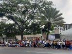 Masyarakat-antusias-menyambut-kedatangan-Paus-Fransiskus-di-depan-Gereja-Katedral-Jakarta.jpg