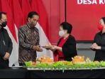 Megawati-Soekarnoputri-menyerahkan-nasi-tumpeng-kepada-Presiden-Joko-Widodo.jpg