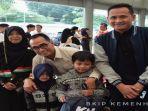 Menhub-Budi-Karya-Sumadi-foto-bersama-pemudik.jpg