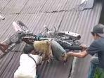 Motor-milik-seorang-tukang-galon-berinsial-R-tersangkut-di-atap-rumah-warga.jpg