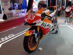 Motor-pebalap-MotoGP-Marc-Marquez-di-booth-AHM-pada-IMOS-2022.jpg