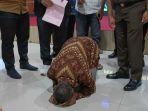 Muhyani-Pembunuh-Maling-Kambing-Sujud-Syukur-setelah-Dibebaskan.jpg