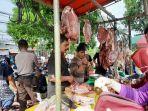 Nanang-baju-hitam-penjual-daging-sapi-di-pasar-tumpah-di-Sawangan-Permai-Depok.jpg