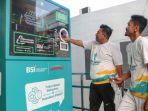 Nasabah-BSI-menukarkan-botol-di-Mesin-RVM-BSI12e.jpg