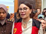 Nikita-Mirzani-menangis-di-dalam-ruang-sidang-saat-membacakan-nota-eksepsi.jpg