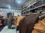Orang-tua-murid-mencari-seragam-sekolah-di-ITC-Cibinong-Kabupaten-Bogor-pada-Selasa-972024.jpg