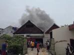 PABRIK-KOPI-KEBAKARAN-Sebuah-pabrik-kopi-di-Jalan-Gang.jpg