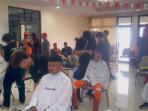 POTONG-RAMBUT-GRATIS-Sejumlah-petugas-PPSU-Kelurahan-Pejaten-Timur-potong-rambut-gratis.jpg